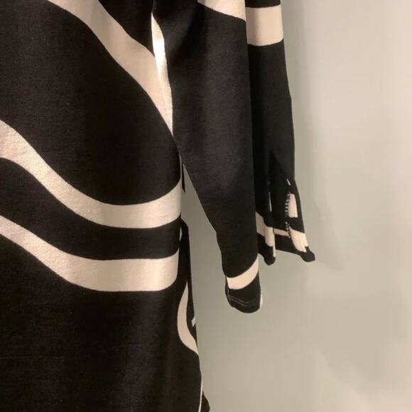 Chico’s Black & White Tunic SZ 0 Small Swirl Pattern, Round Hem, Travel Knit Top - Picture 3 of 5